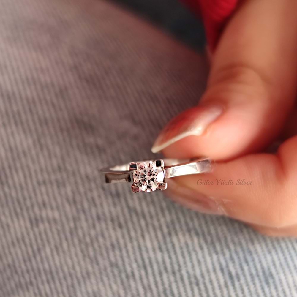 KENARLARI TAŞLI TEK TAŞ GÜMÜŞ YÜZÜK-12 NUMARA