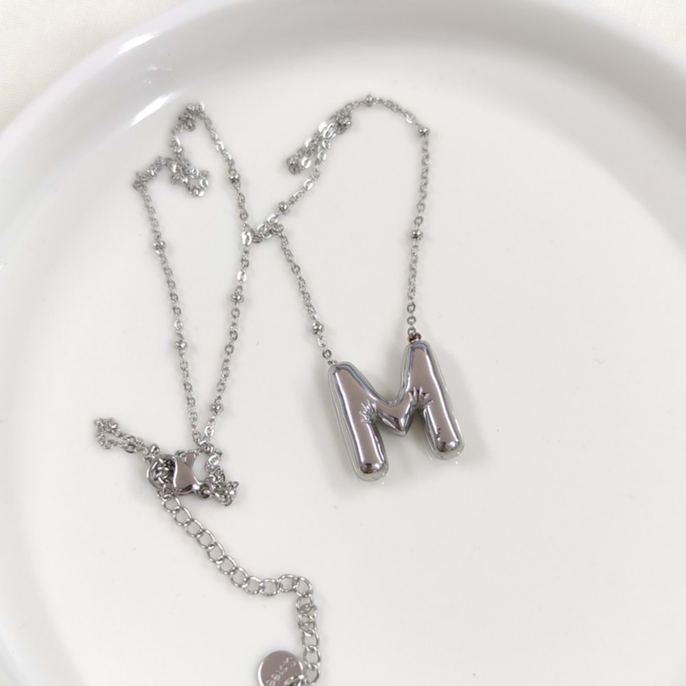 ÇELİK BOMBELİ BEYAZ HARF KOLYE - M HARFİ