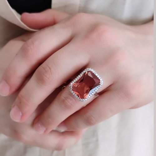 BAGET SULTANİT TAŞLI GÜMÜŞ YÜZÜK - RODYUM BEYAZ