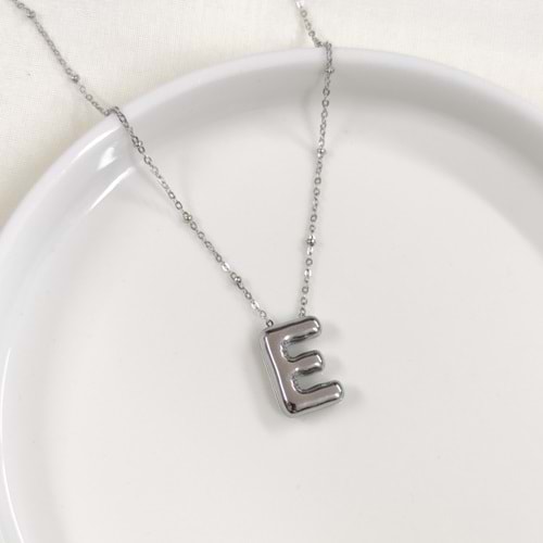 ÇELİK BOMBELİ BEYAZ HARF KOLYE - E HARFİ