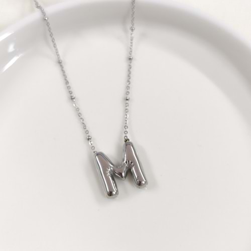 ÇELİK BOMBELİ BEYAZ HARF KOLYE - M HARFİ