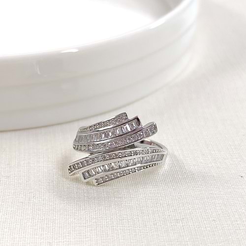 İTHAL BAGET TAŞ DETAYLI ÇAPRAZ GÜMÜŞ YÜZÜK