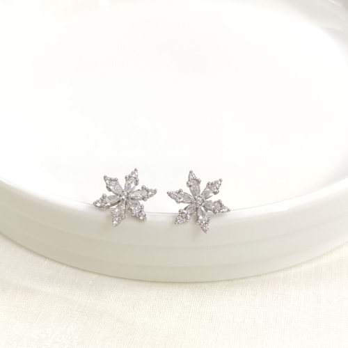 14 MM ZİRKON TAŞLI LOTUS ÇİVİ GÜMÜŞ KÜPE - RODYUM BEYAZ