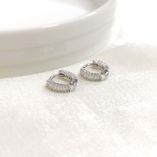 İTHAL 8 MM BAGET TAŞLI GÜMÜŞ HALKA KÜPE - RODYUM BEYAZ