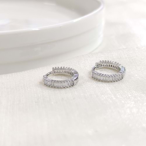 İTHAL 11 MM BAGET TAŞLI GÜMÜŞ HALKA KÜPE - RODYUM BEYAZ