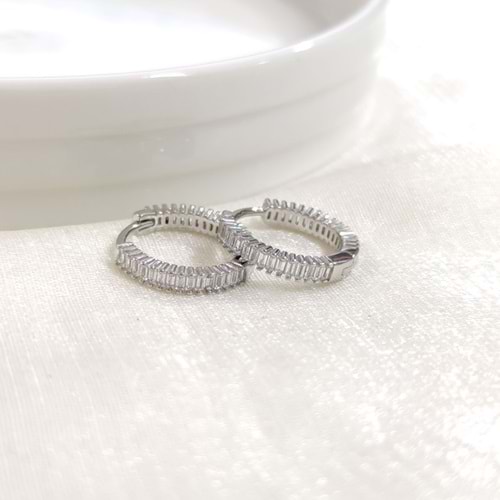 İTHAL 13 MM BAGET TAŞLI GÜMÜŞ HALKA KÜPE - RODYUM BEYAZ