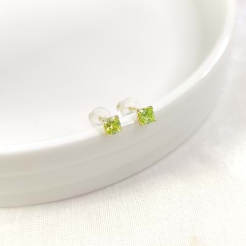 İTHAL 4 MM SOFT YEŞİL KARE TAŞ GÜMÜŞ ÇİVİ KÜPE