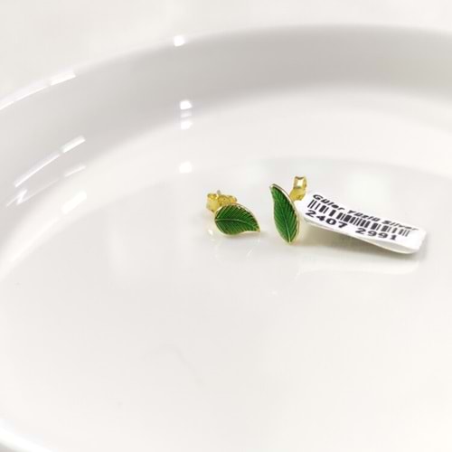 8 MM YEŞİL MİNELİ YAPRAK GÜMÜŞ ÇİVİ KÜPE - ALTIN SARI