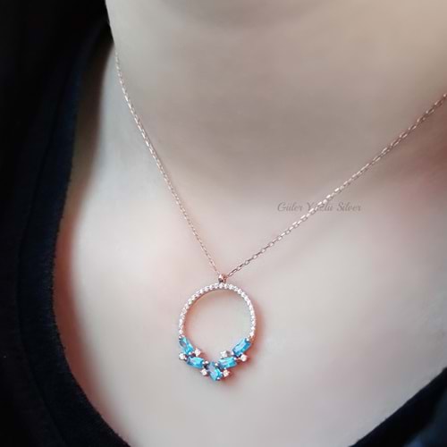 MAVİ BAGET TAŞLI ÇEMBER GÜMÜŞ KOLYE - ROSE ALTIN KAPLAMA