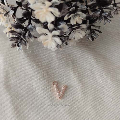 İTHAL TAŞLI HARF ( KOLYE KÜPE BİLEKLİK UCU) - ROSE ALTIN KAPLAMA (BAKIR) - V HARFİ