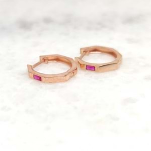 KIRMIZI TAŞLI KÖŞELİ HALKA GÜMÜŞ KÜPE