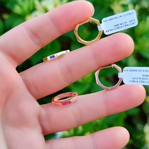 KIRMIZI TAŞLI KÖŞELİ HALKA GÜMÜŞ KÜPE