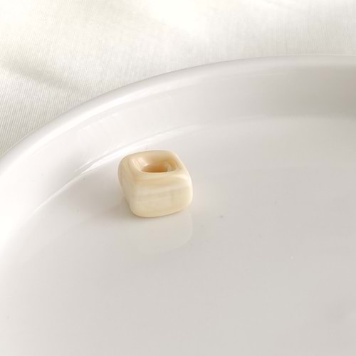 RENKLİ MURANO KARE CAM BONCUK 1 ADET - KREM