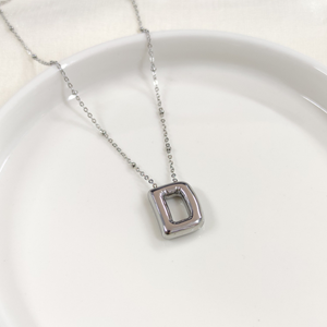 ÇELİK BOMBELİ BEYAZ HARF KOLYE - D HARFİ