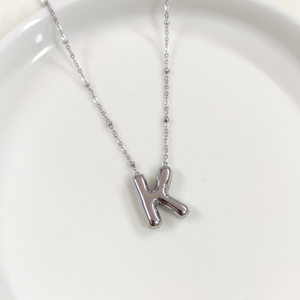 ÇELİK BOMBELİ BEYAZ HARF KOLYE - K HARFİ