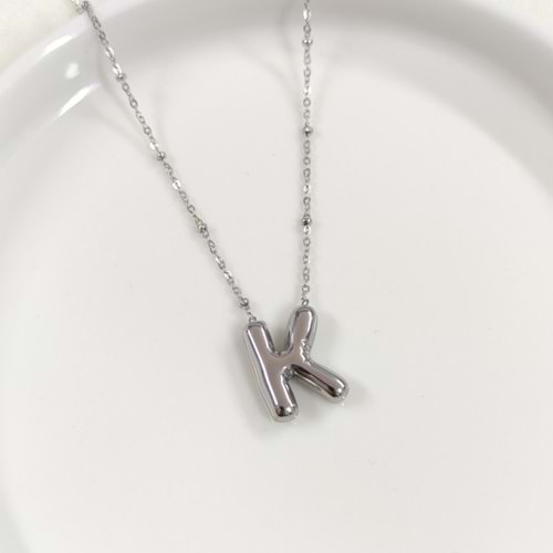 ÇELİK BOMBELİ BEYAZ HARF KOLYE - K HARFİ