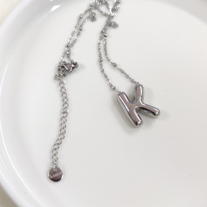 ÇELİK BOMBELİ BEYAZ HARF KOLYE - K HARFİ