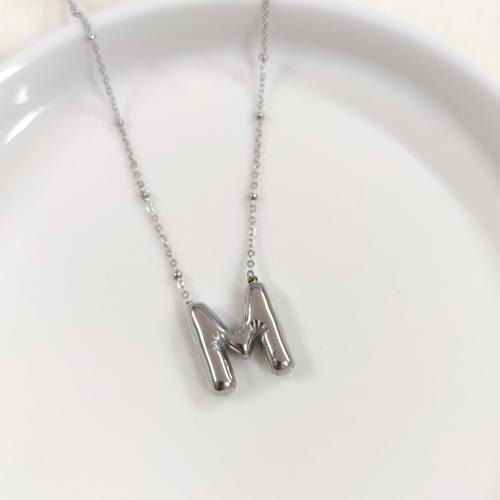 ÇELİK BOMBELİ BEYAZ HARF KOLYE - M HARFİ