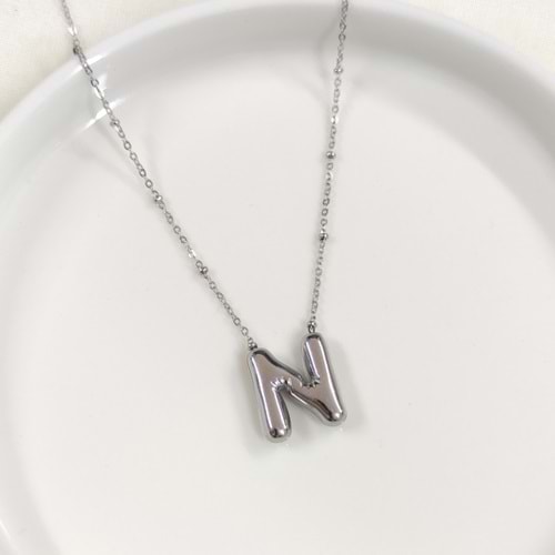 ÇELİK BOMBELİ BEYAZ HARF KOLYE - N HARFİ