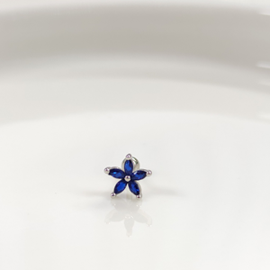 LACİ ÇİÇEK GÜMÜŞ TRAGUS PIERCING - RODYUM BEYAZ