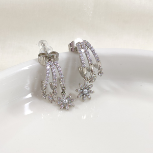 XUPING SALLANTILI ÜÇ KÜPE GÖRÜNÜMLÜ ÇİVİ KÜPE