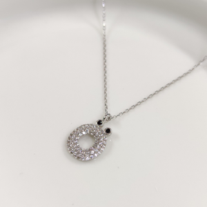 Ö TAŞLI GÜMÜŞ HARF KOLYE - RODYUM BEYAZ