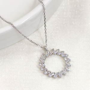 BAGET TAŞLI ÇEMBER GÜMÜŞ KOLYE