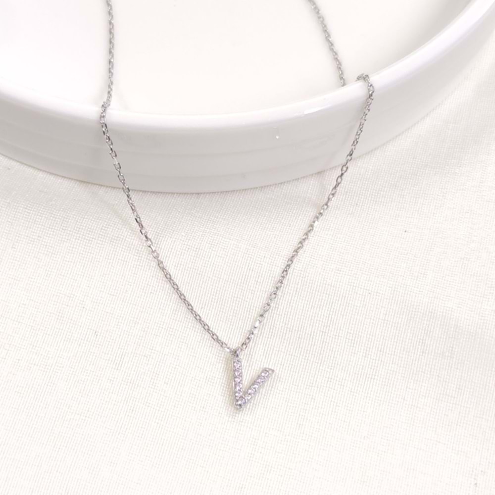 1 CM TAŞLI V HARF GÜMÜŞ KOLYE 40+5 CM