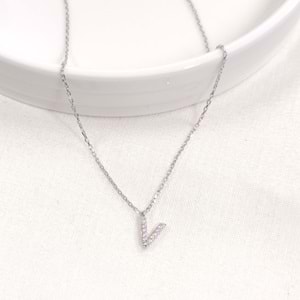 1 CM TAŞLI V HARF GÜMÜŞ KOLYE 40+5 CM