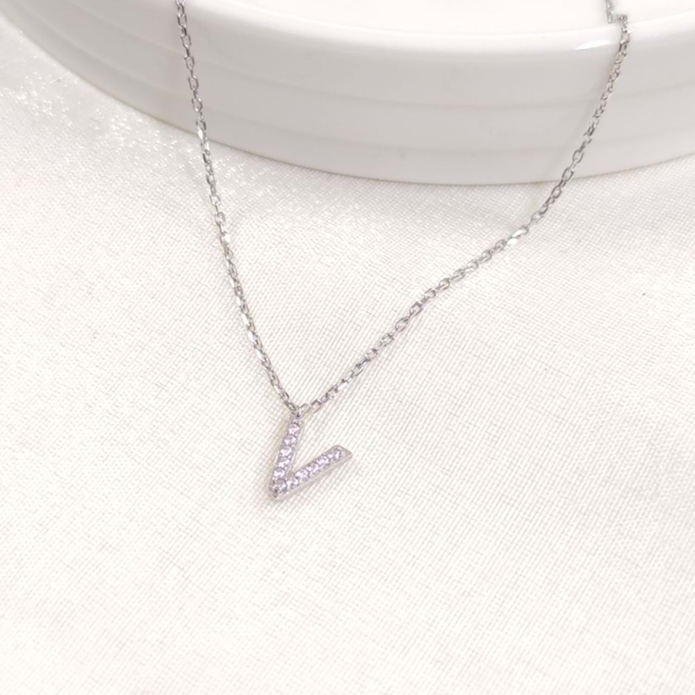 1 CM TAŞLI V HARF GÜMÜŞ KOLYE 40+5 CM