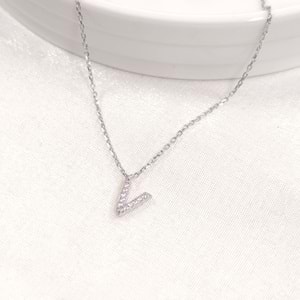 1 CM TAŞLI V HARF GÜMÜŞ KOLYE 40+5 CM