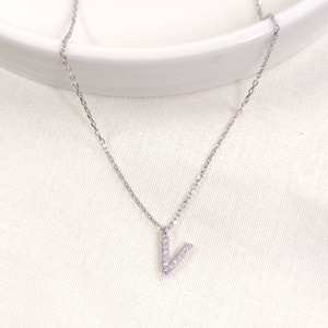 1 CM TAŞLI V HARF GÜMÜŞ KOLYE 40+5 CM