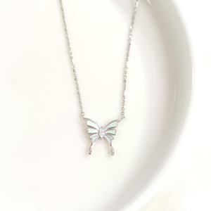 İTHAL 12 MM YEŞİL MİNELİ KELEBEK GÜMÜŞ KOLYE