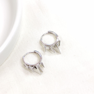 İTHAL SALLANTILI ÜÇGEN SHAK 12 MM GÜMÜŞ HALKA KÜPE