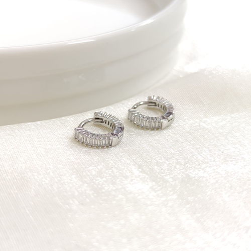 İTHAL 8 MM BAGET TAŞLI GÜMÜŞ HALKA KÜPE - RODYUM BEYAZ