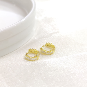 İTHAL 8 MM BAGET TAŞLI GÜMÜŞ HALKA KÜPE