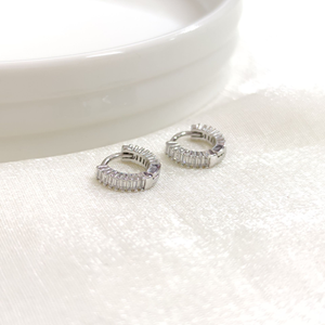 İTHAL 8 MM BAGET TAŞLI GÜMÜŞ HALKA KÜPE