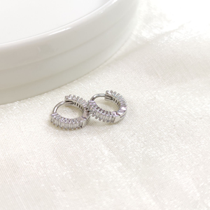 İTHAL 8 MM BAGET TAŞLI GÜMÜŞ HALKA KÜPE