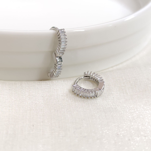 İTHAL 8 MM BAGET TAŞLI GÜMÜŞ HALKA KÜPE