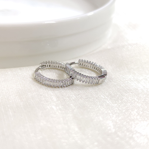 İTHAL 13 MM BAGET TAŞLI GÜMÜŞ HALKA KÜPE - RODYUM BEYAZ