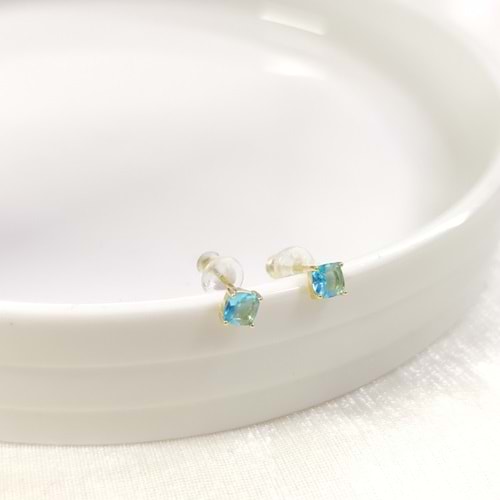 İTHAL 4 MM SOFT MAVİ KARE TAŞ GÜMÜŞ ÇİVİ KÜPE