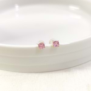 İTHAL 4 MM SOFT PEMBE KARE TAŞ GÜMÜŞ ÇİVİ KÜPE