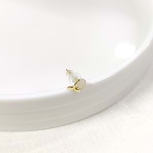 İTHAL 5 MM SEDEF TOP KUYRUK TEKLİ GÜMÜŞ ÇİVİ KÜPE - ALTIN SARI