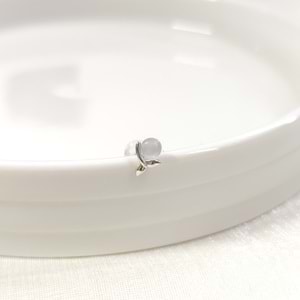 İTHAL 5 MM SEDEF TOP KUYRUK TEKLİ GÜMÜŞ ÇİVİ KÜPE - RODYUM BEYAZ