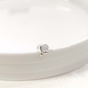 İTHAL 5 MM SEDEF TOP KUYRUK TEKLİ GÜMÜŞ ÇİVİ KÜPE - RODYUM BEYAZ