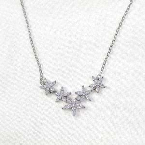 İTHAL 28 MM ÇİÇEK V GÜMÜŞ KOLYE 40+5 CM